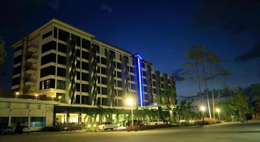 Alvarez Hotel Buriram Exterior foto