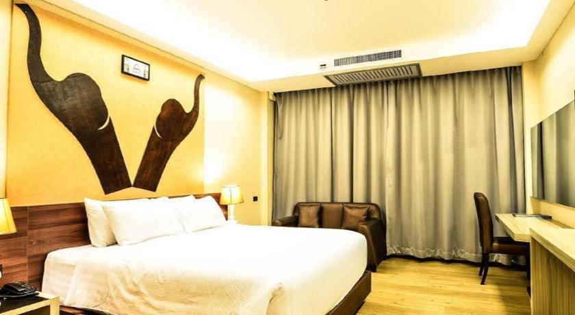 Alvarez Hotel Buriram Exterior foto