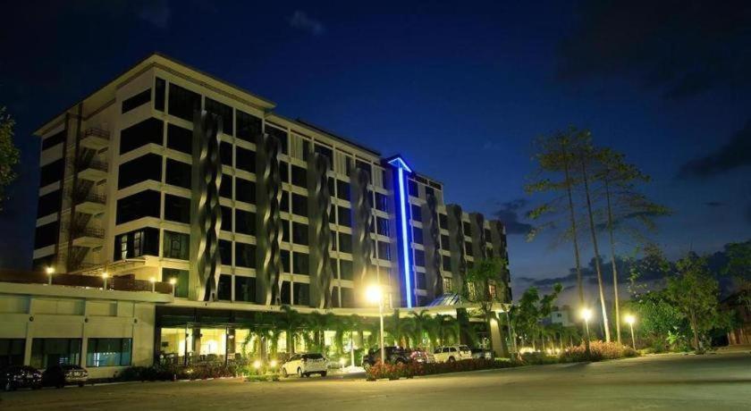 Alvarez Hotel Buriram Exterior foto